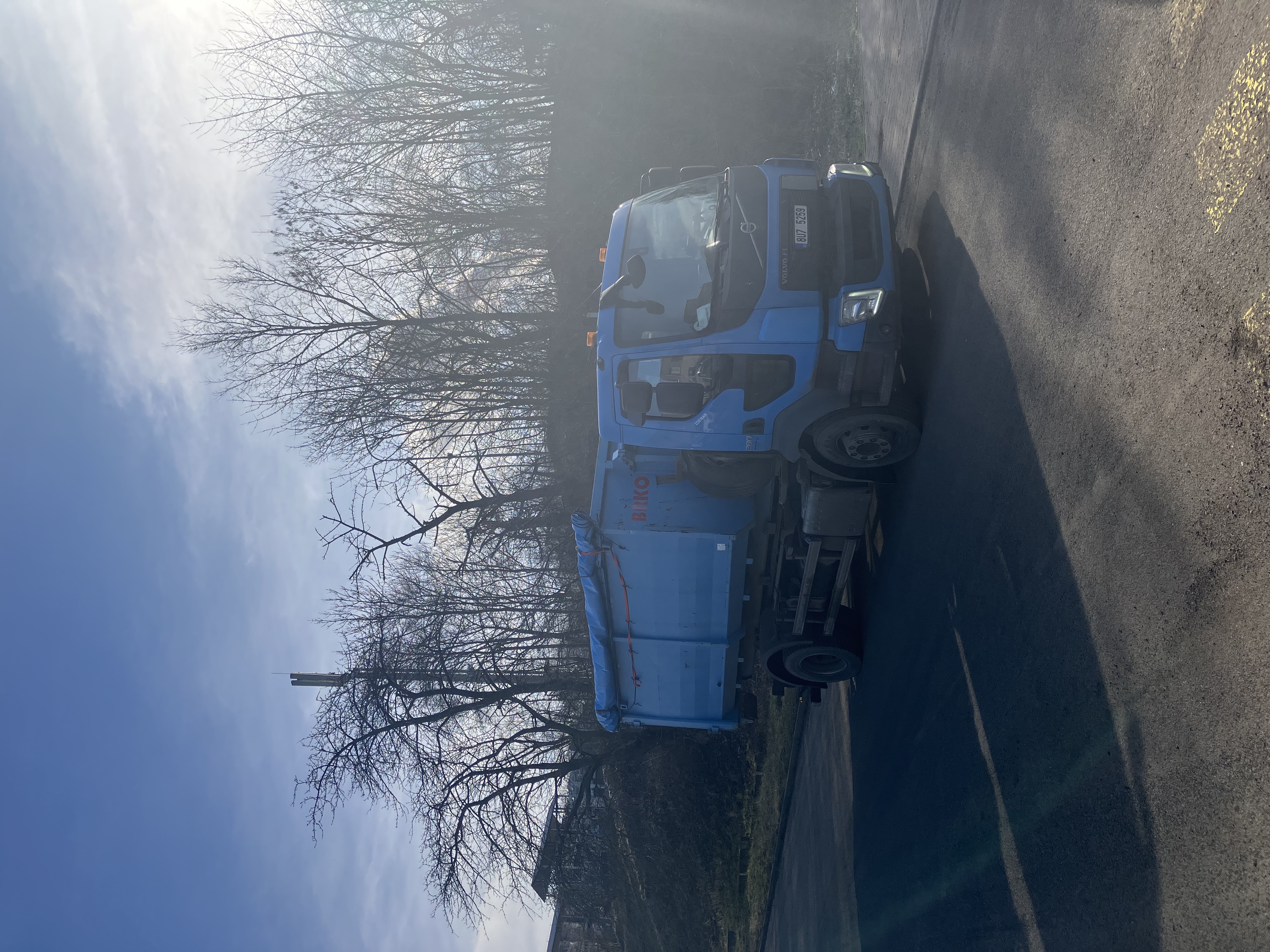 Tahač s kontejnerem 15 m³