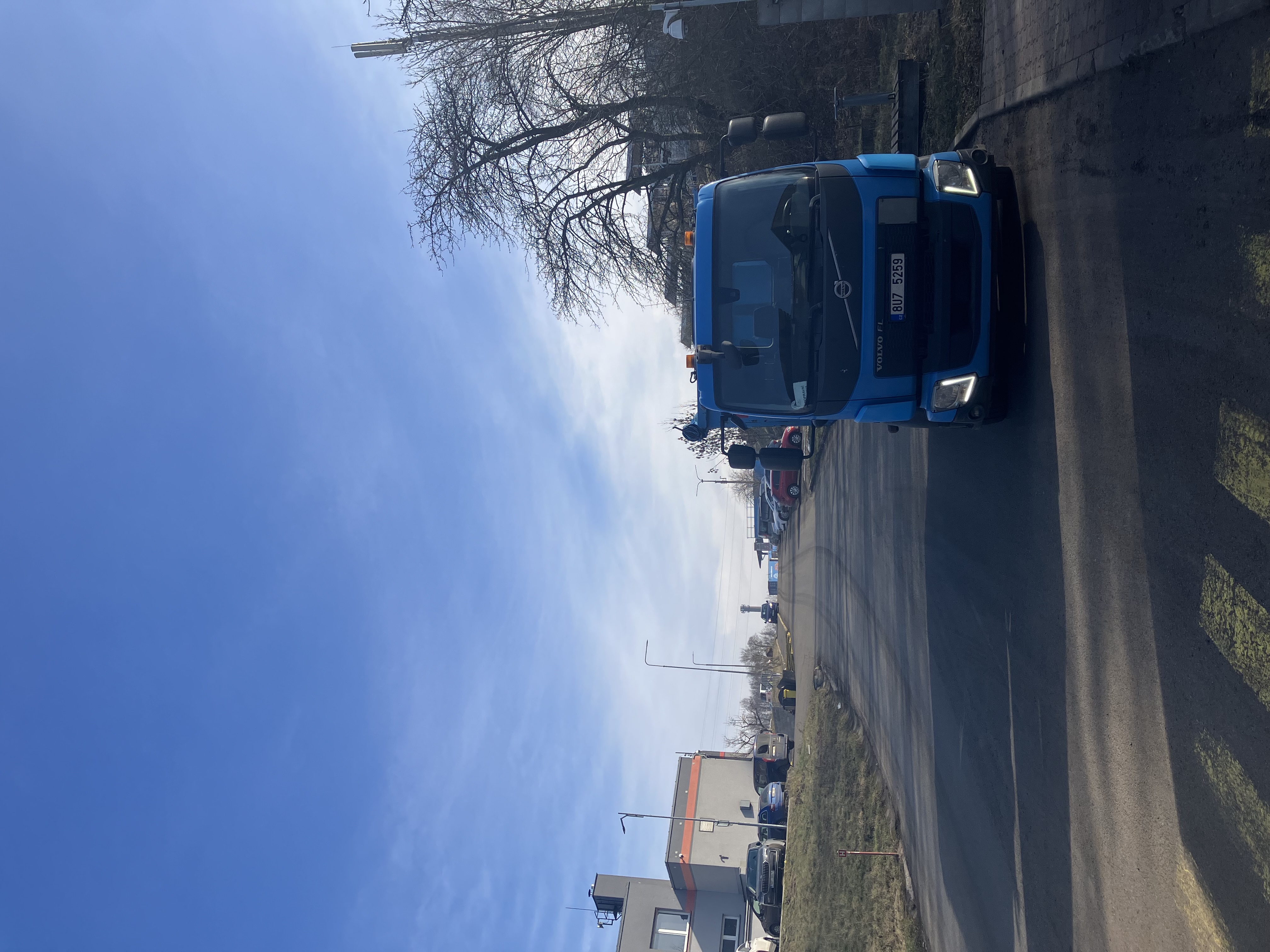 Pohled z boku na tahač